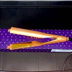 Twist styling iron